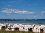 Strand mit Liegestühlen und Schiffen im Hintergrund. - Berliner Hof App. 206 - Top-Hundeurlaub