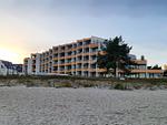 Außenansicht eines mehrstöckigen Gebäudes am Strand - Berliner Hof App. 207 - Top-Hundeurlaub