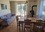Wohnbereich mit Essecke und Couch - Lütt Haffhus - Haffkrug - Top-Hundeurlaub