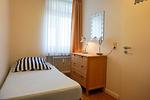 Gemütliches Schlafzimmer mit natürlichem Licht und stilvoller Einrichtung. - Berliner Hof App. 212 - Top-Hundeurlaub